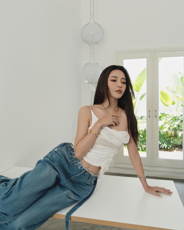 Bích Phương "cưa sừng làm nghé" với style quá cool: Chị em 30+ học theo, kiểu gì cũng trẻ ra ít nhất 5 tuổi- Ảnh 5. Bích Phương "cưa sừng làm nghé" với style quá cool: Chị em 30+ học theo, kiểu gì cũng trẻ ra ít nhất 5 tuổi- Ảnh 5.
