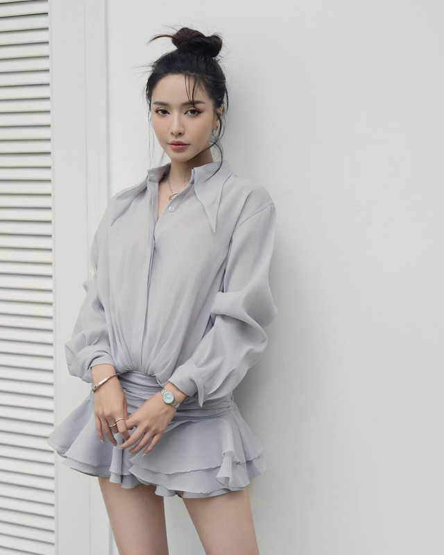 Bích Phương "cưa sừng làm nghé" với style quá cool: Chị em 30+ học theo, kiểu gì cũng trẻ ra ít nhất 5 tuổi- Ảnh 4. Bích Phương "cưa sừng làm nghé" với style quá cool: Chị em 30+ học theo, kiểu gì cũng trẻ ra ít nhất 5 tuổi- Ảnh 4.