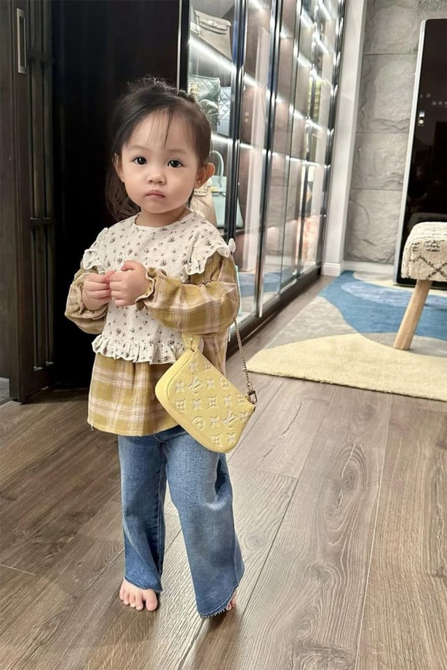 Tiểu thư hào môn Vbiz sinh ra ở vạch đích, học mẫu giáo đã được đưa đón bằng xe siêu sang- Ảnh 4. Tiểu thư hào môn Vbiz sinh ra ở vạch đích, học mẫu giáo đã được đưa đón bằng xe siêu sang- Ảnh 4.