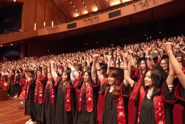 Lộ diện 3 sinh viên học "đỉnh" nhất FTU trong lễ Tốt nghiệp đợt 1: GPA gần tuyệt đối, thành tích dài tít tắp- Ảnh 2. Lộ diện 3 sinh viên học "đỉnh" nhất FTU trong lễ Tốt nghiệp đợt 1: GPA gần tuyệt đối, thành tích dài tít tắp- Ảnh 2.