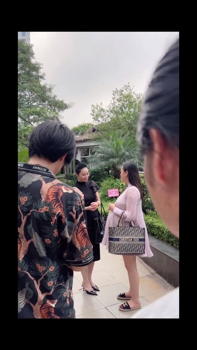 Lộ ảnh Phương Oanh, Thu Quỳnh cùng bầu vượt mặt hội ngộ nhau, quay "Hương vị tình thân" phần 3?- Ảnh 3. Lộ ảnh Phương Oanh, Thu Quỳnh cùng bầu vượt mặt hội ngộ nhau, quay "Hương vị tình thân" phần 3?- Ảnh 3.