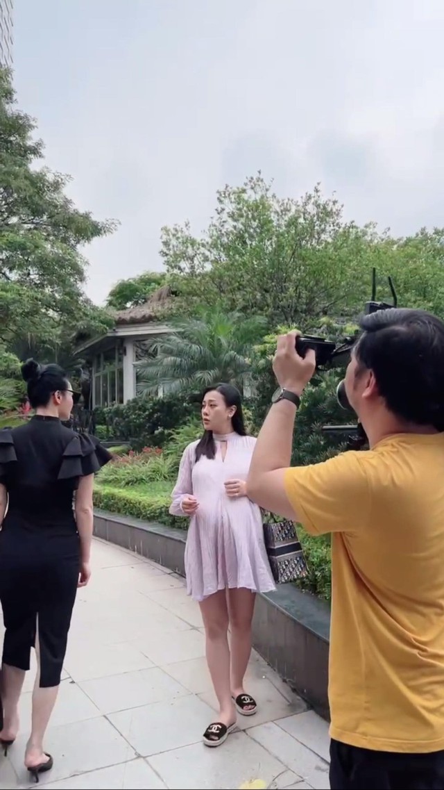 Lộ ảnh Phương Oanh, Thu Quỳnh cùng bầu vượt mặt hội ngộ nhau, quay "Hương vị tình thân" phần 3?- Ảnh 2. Lộ ảnh Phương Oanh, Thu Quỳnh cùng bầu vượt mặt hội ngộ nhau, quay "Hương vị tình thân" phần 3?- Ảnh 2.