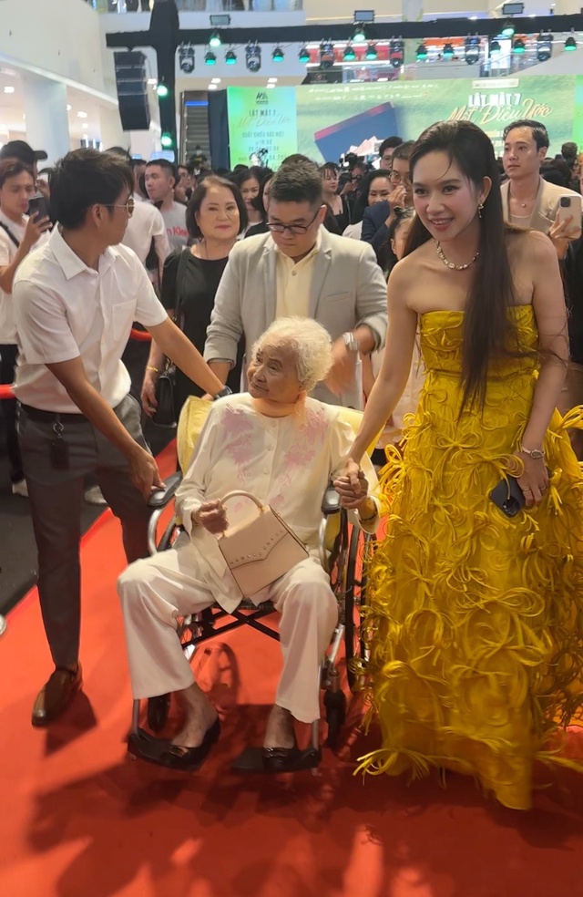 Lý Hải đưa mẹ già 99 tuổi đi họp báo phim, cách Minh Hà phản ứng nói rõ quan hệ mẹ chồng - nàng dâu- Ảnh 3. Lý Hải đưa mẹ già 99 tuổi đi họp báo phim, cách Minh Hà phản ứng nói rõ quan hệ mẹ chồng - nàng dâu- Ảnh 3.