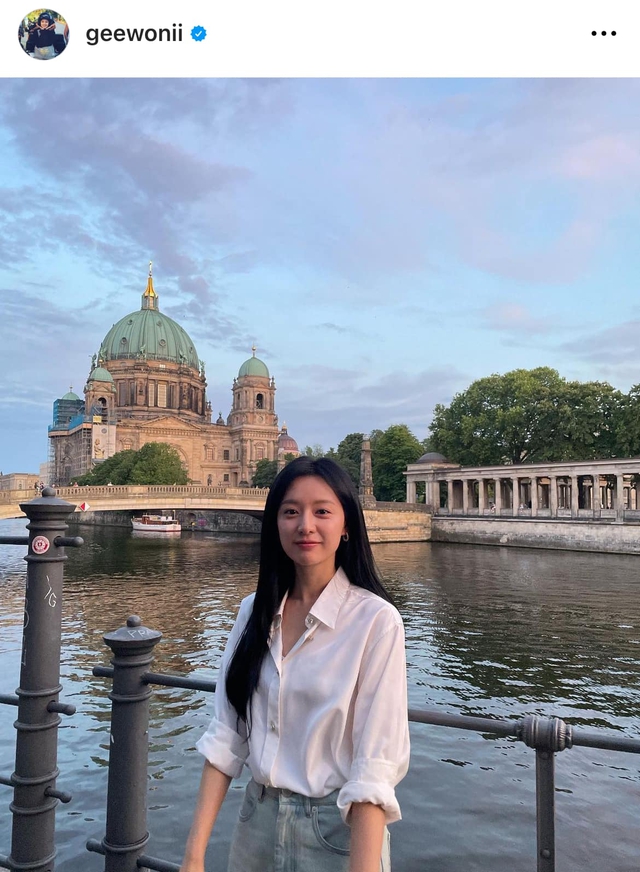 Kim Ji Won - Kim Soo Hyun gây bùng nổ cõi mạng khi đăng "lovestagram", Kbiz có thêm cặp phim giả tình thật?- Ảnh 1.
