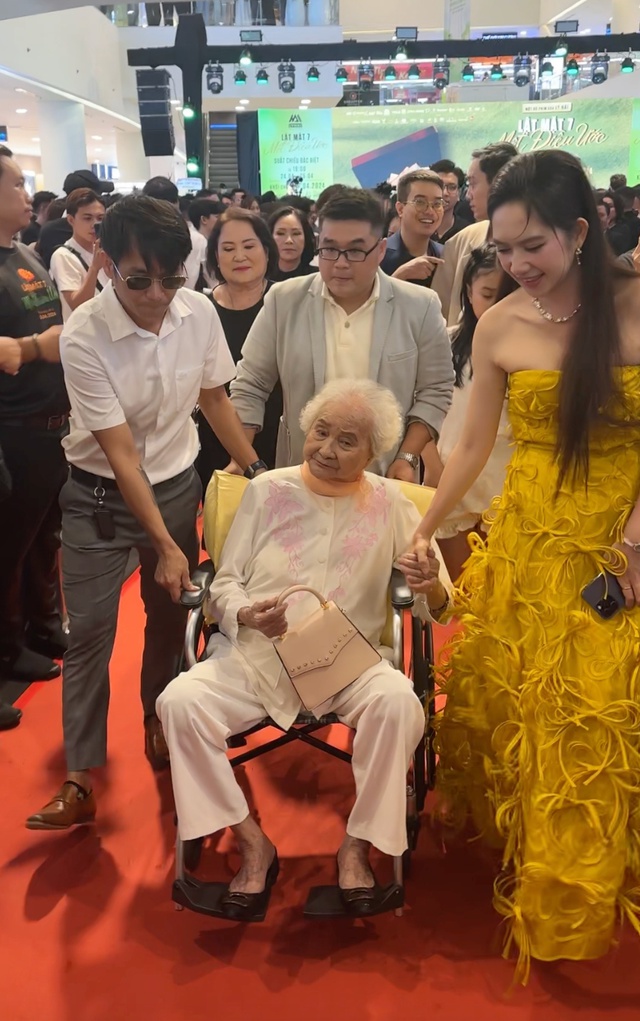 Lý Hải đưa mẹ già 99 tuổi đi họp báo phim, cách Minh Hà phản ứng nói rõ quan hệ mẹ chồng - nàng dâu- Ảnh 1. Lý Hải đưa mẹ già 99 tuổi đi họp báo phim, cách Minh Hà phản ứng nói rõ quan hệ mẹ chồng - nàng dâu- Ảnh 1.