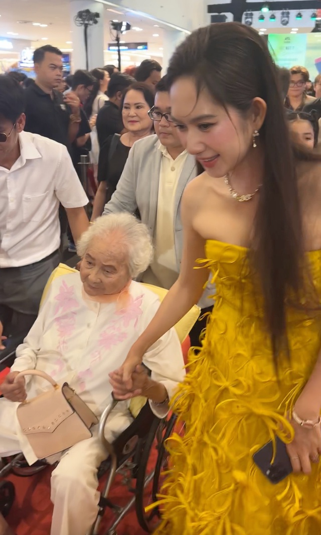 Lý Hải đưa mẹ già 99 tuổi đi họp báo phim, cách Minh Hà phản ứng nói rõ quan hệ mẹ chồng - nàng dâu- Ảnh 2. Lý Hải đưa mẹ già 99 tuổi đi họp báo phim, cách Minh Hà phản ứng nói rõ quan hệ mẹ chồng - nàng dâu- Ảnh 2.