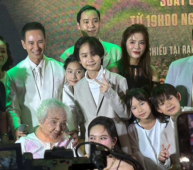 Lý Hải đưa mẹ già 99 tuổi đi họp báo phim, cách Minh Hà phản ứng nói rõ quan hệ mẹ chồng - nàng dâu- Ảnh 6. Lý Hải đưa mẹ già 99 tuổi đi họp báo phim, cách Minh Hà phản ứng nói rõ quan hệ mẹ chồng - nàng dâu- Ảnh 6.