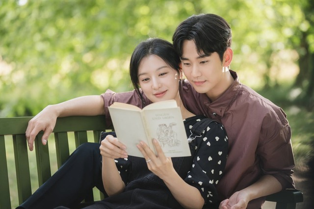 Kim Ji Won - Kim Soo Hyun gây bùng nổ cõi mạng khi đăng "lovestagram", Kbiz có thêm cặp phim giả tình thật?- Ảnh 4.