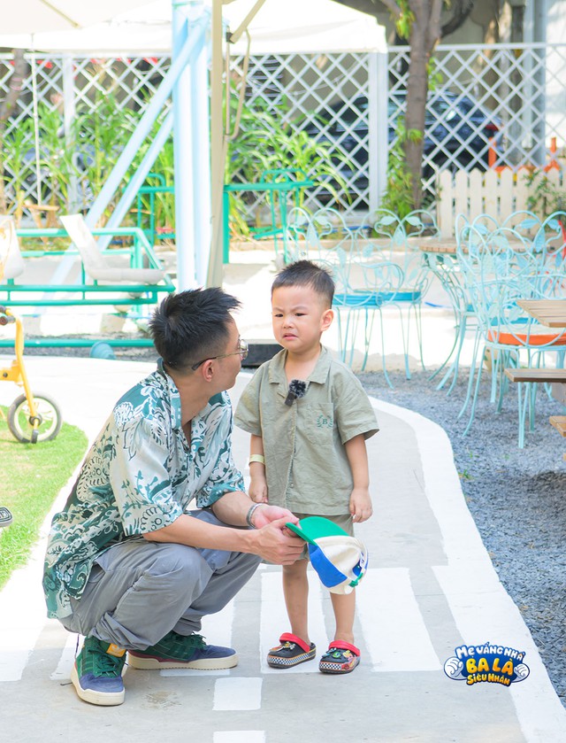 Mẹ vắng nhà ba là siêu nhân: "Pam yêu ơi" khóc lả, con trai Rhymastic liên tục mè nheo- Ảnh 2.