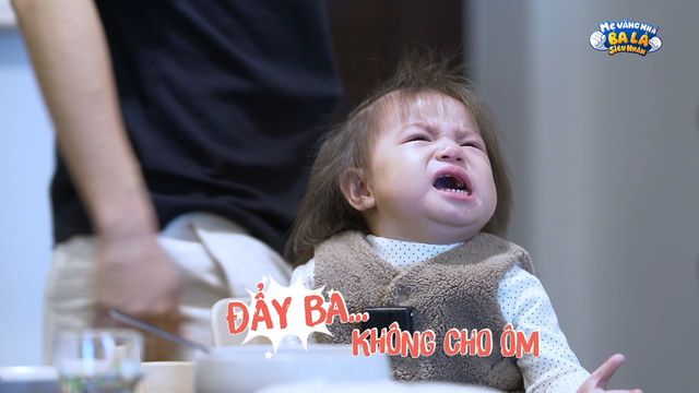 Mẹ vắng nhà ba là siêu nhân: "Pam yêu ơi" khóc lả, con trai Rhymastic liên tục mè nheo- Ảnh 1.