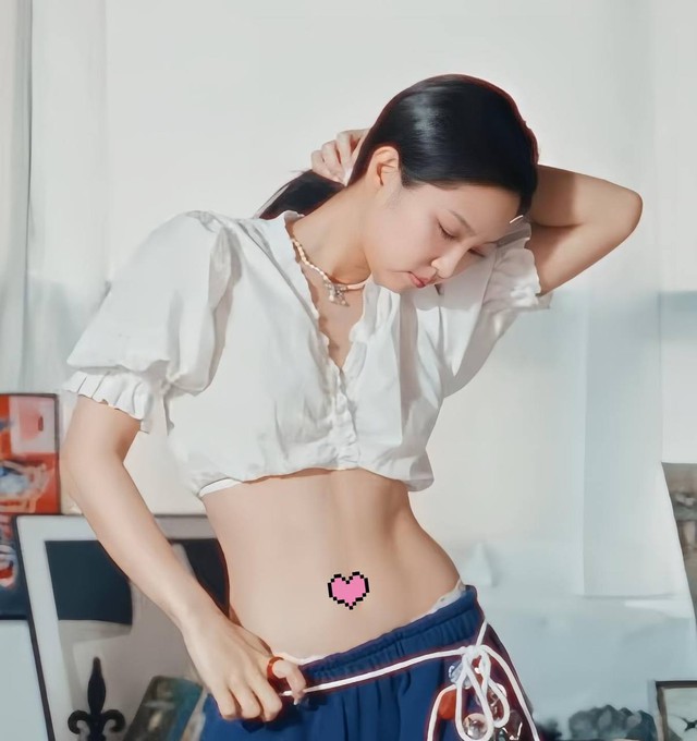 Hot nhất lúc này là Jennie và vòng eo bé xíu của cô ấy!- Ảnh 4. Hot nhất lúc này là Jennie và vòng eo bé xíu của cô ấy!- Ảnh 4.