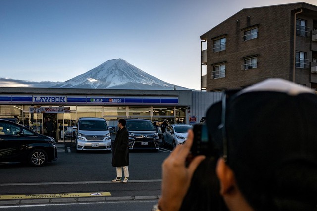 Thị trấn Nhật quyết dựng rào "chặn view" ngắm núi Phú Sĩ vì không chịu nổi làn sóng du khách đổ đến check-in- Ảnh 1.