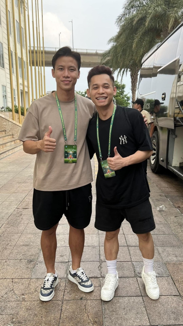 Đá bóng cùng loạt huyền thoại, Độ Mixi có hành động siêu đáng yêu khiến fan đứng ngồi không yên- Ảnh 1. Đá bóng cùng loạt huyền thoại, Độ Mixi có hành động siêu đáng yêu khiến fan đứng ngồi không yên- Ảnh 1.