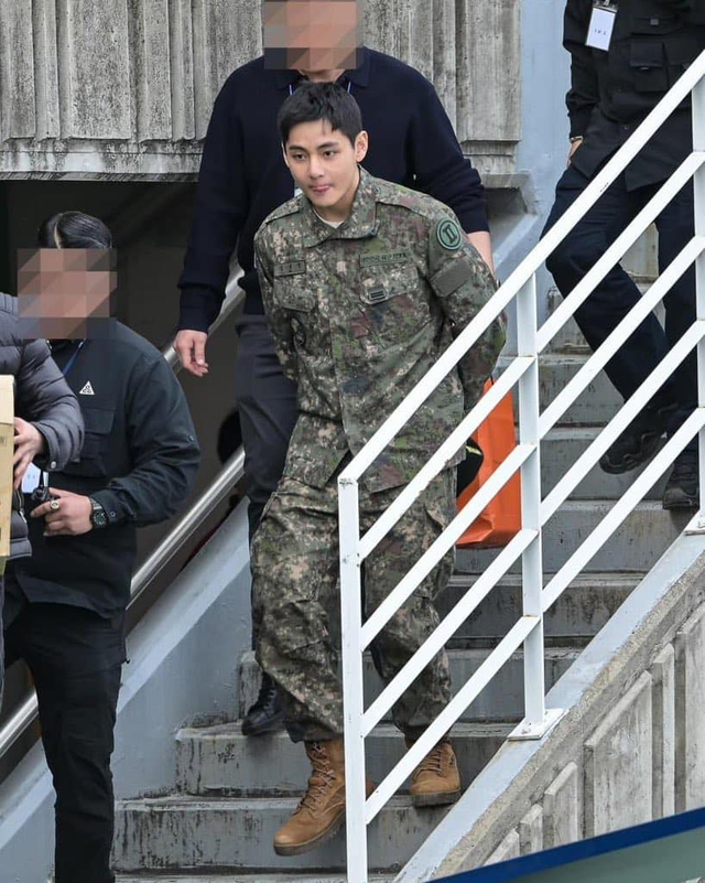 Nam thần quân đội xứ Hàn: Nam Joo Hyuk đô lên trông thấy, V - Jin (BTS) đẹp chấp cả cam thường- Ảnh 9.