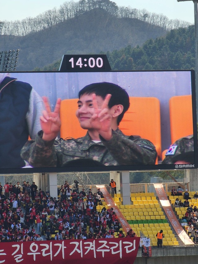 Nam thần quân đội xứ Hàn: Nam Joo Hyuk đô lên trông thấy, V - Jin (BTS) đẹp chấp cả cam thường- Ảnh 8.