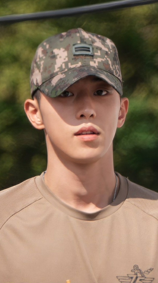 Nam thần quân đội xứ Hàn: Nam Joo Hyuk đô lên trông thấy, V - Jin (BTS) đẹp chấp cả cam thường- Ảnh 3.