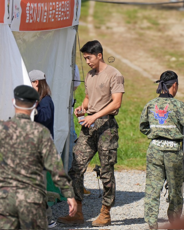 Nam thần quân đội xứ Hàn: Nam Joo Hyuk đô lên trông thấy, V - Jin (BTS) đẹp chấp cả cam thường- Ảnh 2.