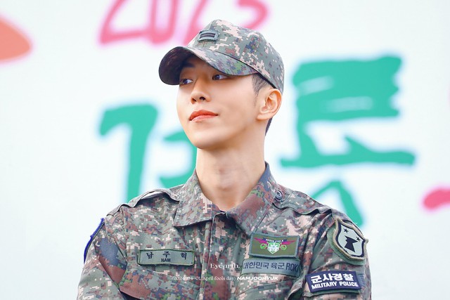 Nam thần quân đội xứ Hàn: Nam Joo Hyuk đô lên trông thấy, V - Jin (BTS) đẹp chấp cả cam thường- Ảnh 4.