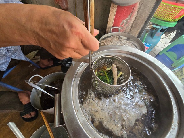 Bánh đa cua cô Hạnh nức tiếng giới sành ăn Hà Nội mở lại: Đáng tiếc người chẳng còn nhưng vị vẫn như xưa- Ảnh 6.