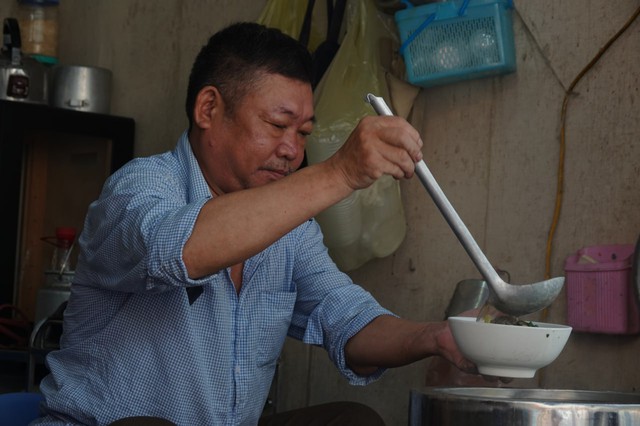 Bánh đa cua cô Hạnh nức tiếng giới sành ăn Hà Nội mở lại: Đáng tiếc người chẳng còn nhưng vị vẫn như xưa- Ảnh 1.