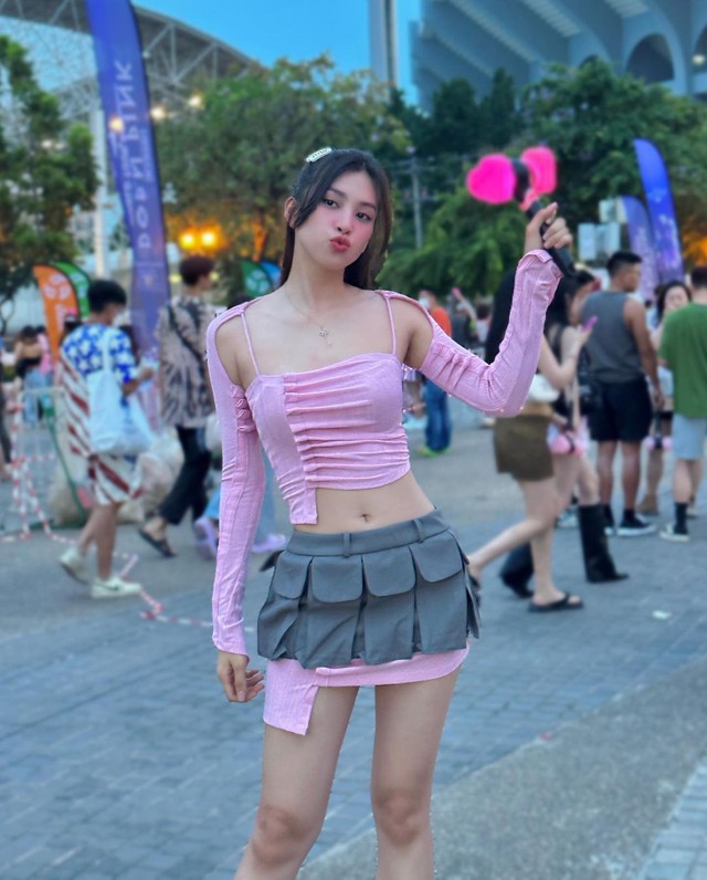 Váy áo local brand Việt đẹp cỡ nào mà đến mỹ nhân "ngàn năm có một" cũng bị "chuốc say"- Ảnh 11. Váy áo local brand Việt đẹp cỡ nào mà đến mỹ nhân "ngàn năm có một" cũng bị "chuốc say"- Ảnh 11.