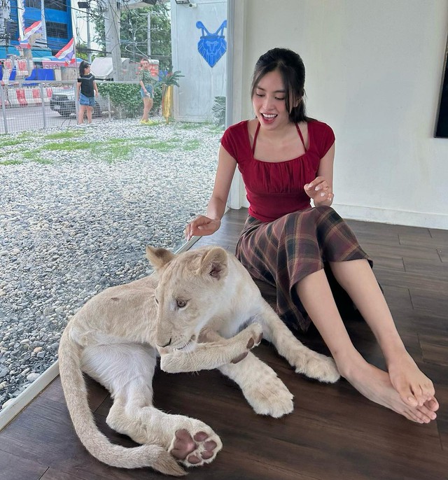 Váy áo local brand Việt đẹp cỡ nào mà đến mỹ nhân "ngàn năm có một" cũng bị "chuốc say"- Ảnh 12. Váy áo local brand Việt đẹp cỡ nào mà đến mỹ nhân "ngàn năm có một" cũng bị "chuốc say"- Ảnh 12.