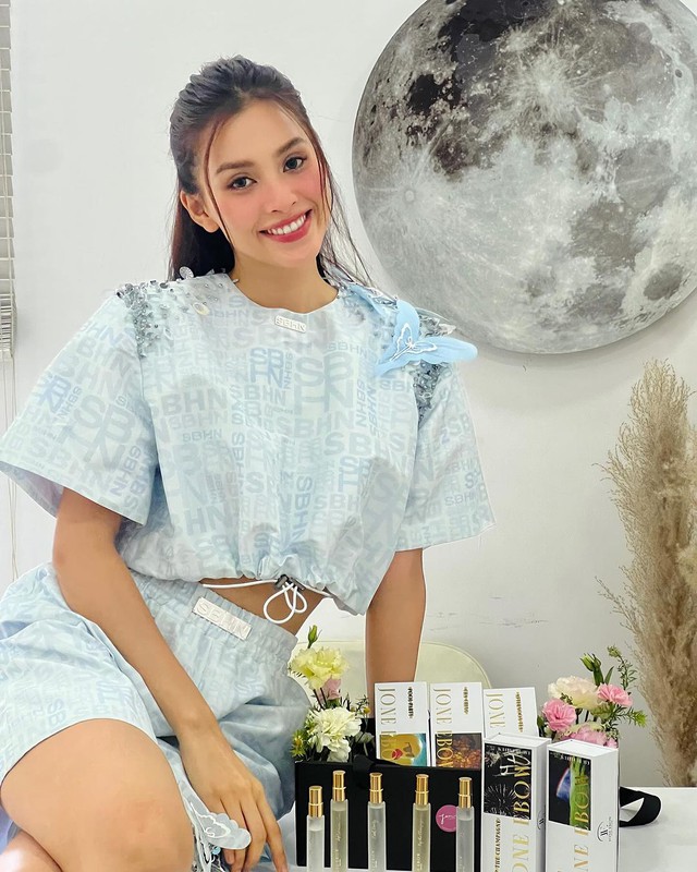 Váy áo local brand Việt đẹp cỡ nào mà đến mỹ nhân "ngàn năm có một" cũng bị "chuốc say"- Ảnh 5. Váy áo local brand Việt đẹp cỡ nào mà đến mỹ nhân "ngàn năm có một" cũng bị "chuốc say"- Ảnh 5.