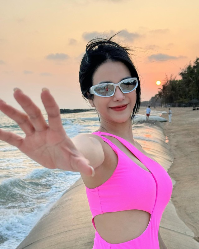 Mới đầu hè mà "đại chiến bikini" của sao Việt đã tấp nập: Ai cũng "hở khét", đúng 1 người mặc kín- Ảnh 10.