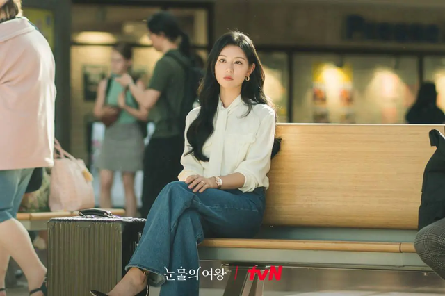 Ngắm chaebol Kim Ji Won diện áo sơ mi, ghim được ngay 5 mẫu thanh lịch, sang nức nở cho nàng công sở- Ảnh 4. Ngắm chaebol Kim Ji Won diện áo sơ mi, ghim được ngay 5 mẫu thanh lịch, sang nức nở cho nàng công sở- Ảnh 4.