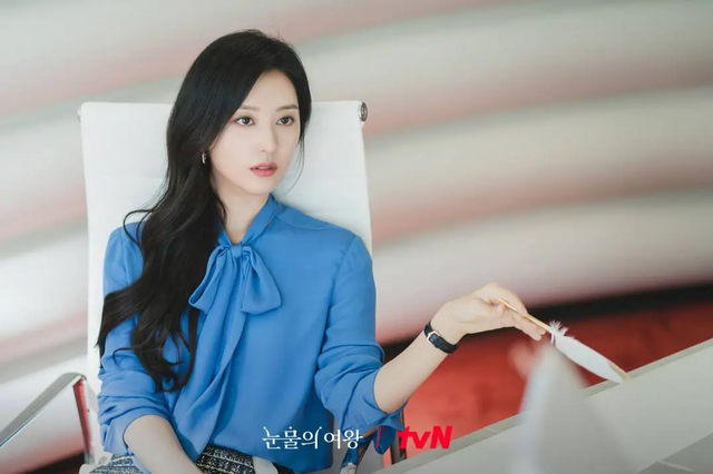 Ngắm chaebol Kim Ji Won diện áo sơ mi, ghim được ngay 5 mẫu thanh lịch, sang nức nở cho nàng công sở- Ảnh 5. Ngắm chaebol Kim Ji Won diện áo sơ mi, ghim được ngay 5 mẫu thanh lịch, sang nức nở cho nàng công sở- Ảnh 5.