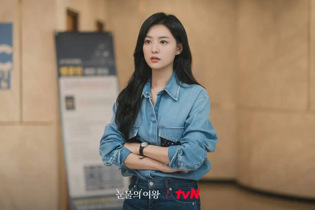 Ngắm chaebol Kim Ji Won diện áo sơ mi, ghim được ngay 5 mẫu thanh lịch, sang nức nở cho nàng công sở- Ảnh 2. Ngắm chaebol Kim Ji Won diện áo sơ mi, ghim được ngay 5 mẫu thanh lịch, sang nức nở cho nàng công sở- Ảnh 2.