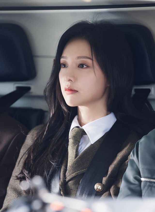 Ngắm chaebol Kim Ji Won diện áo sơ mi, ghim được ngay 5 mẫu thanh lịch, sang nức nở cho nàng công sở- Ảnh 1. Ngắm chaebol Kim Ji Won diện áo sơ mi, ghim được ngay 5 mẫu thanh lịch, sang nức nở cho nàng công sở- Ảnh 1.