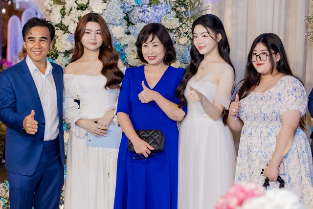 Tiệc sang chảnh của ái nữ MC Quyền Linh: Làm công chúa, bạn bè đồng trang lứa và nghệ sĩ nổi tiếng tham dự- Ảnh 6. Tiệc sang chảnh của ái nữ MC Quyền Linh: Làm công chúa, bạn bè đồng trang lứa và nghệ sĩ nổi tiếng tham dự- Ảnh 6.