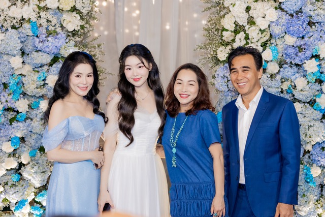 Tiệc sang chảnh của ái nữ MC Quyền Linh: Làm công chúa, bạn bè đồng trang lứa và nghệ sĩ nổi tiếng tham dự- Ảnh 3. Tiệc sang chảnh của ái nữ MC Quyền Linh: Làm công chúa, bạn bè đồng trang lứa và nghệ sĩ nổi tiếng tham dự- Ảnh 3.