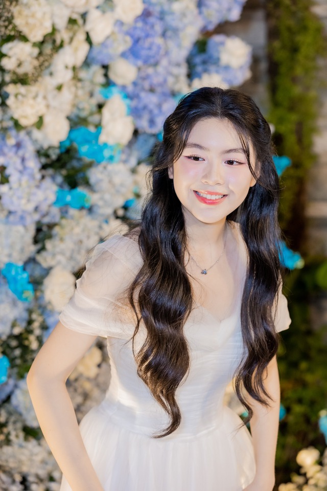 Tiệc sang chảnh của ái nữ MC Quyền Linh: Làm công chúa, bạn bè đồng trang lứa và nghệ sĩ nổi tiếng tham dự- Ảnh 2. Tiệc sang chảnh của ái nữ MC Quyền Linh: Làm công chúa, bạn bè đồng trang lứa và nghệ sĩ nổi tiếng tham dự- Ảnh 2.