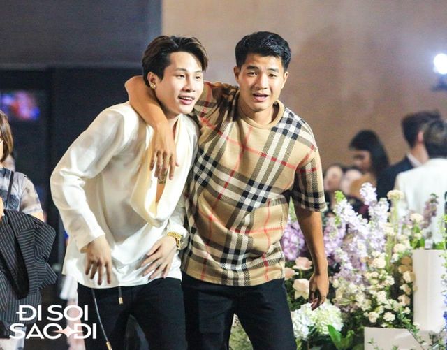 Netizen bàn tán xôn xao khi Jack dự đám cưới Quang Hải - Chu Thanh Huyền- Ảnh 2.
Netizen bàn tán xôn xao khi Jack dự đám cưới Quang Hải - Chu Thanh Huyền- Ảnh 2.