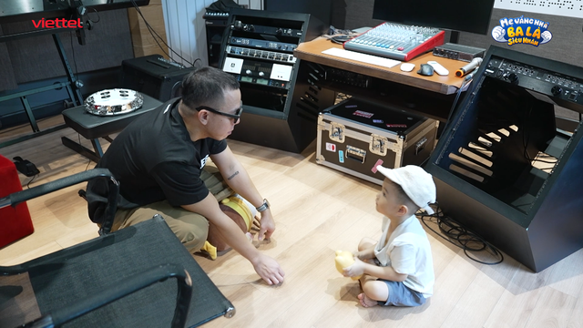 Binz và Touliver quỳ cả xuống sàn chiều chuộng "thế lực nhí", hình như muốn có con lắm rồi đây!- Ảnh 8.