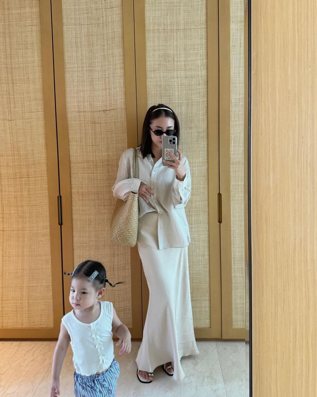 Phu nhân thiếu gia tập đoàn may mặc mê diện áo sơ mi: Có 3 chiêu để tuyệt xinh lại không gây nhàm chán- Ảnh 7. Phu nhân thiếu gia tập đoàn may mặc mê diện áo sơ mi: Có 3 chiêu để tuyệt xinh lại không gây nhàm chán- Ảnh 7.