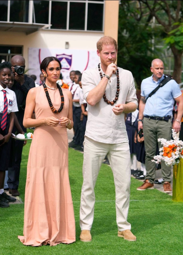 Stunned by the amount of money Meghan spent on the outfits and accessories she wore in just 72 hours in Nigeria - Photo 2.