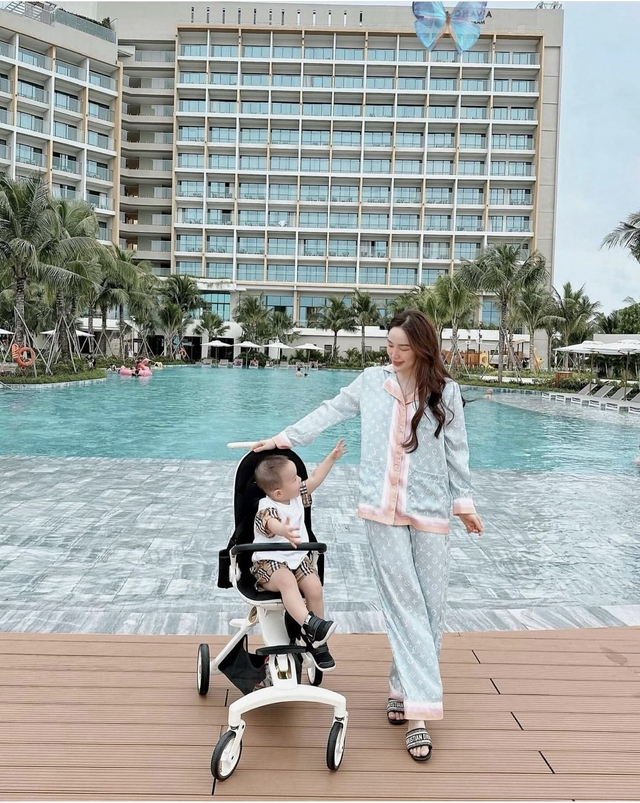 "Công chúa Vbiz" sinh con ở tuổi 33: Cưng chiều quý tử hết mực, không tiếc tiền khi sắm đồ bỉm sữa cao cấp- Ảnh 4. "Công chúa Vbiz" sinh con ở tuổi 33: Cưng chiều quý tử hết mực, không tiếc tiền khi sắm đồ bỉm sữa cao cấp- Ảnh 4.
