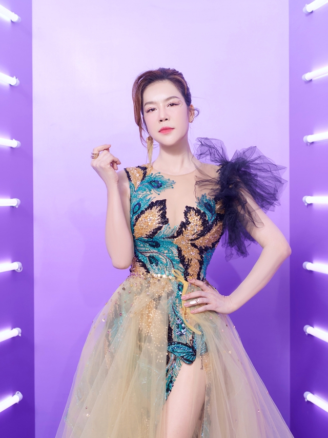 Chị đẹp Thu Phương tái xuất lộng lẫy, khoe giọng cao vút với bản hit "Trăng dưới chân mình"- Ảnh 1.