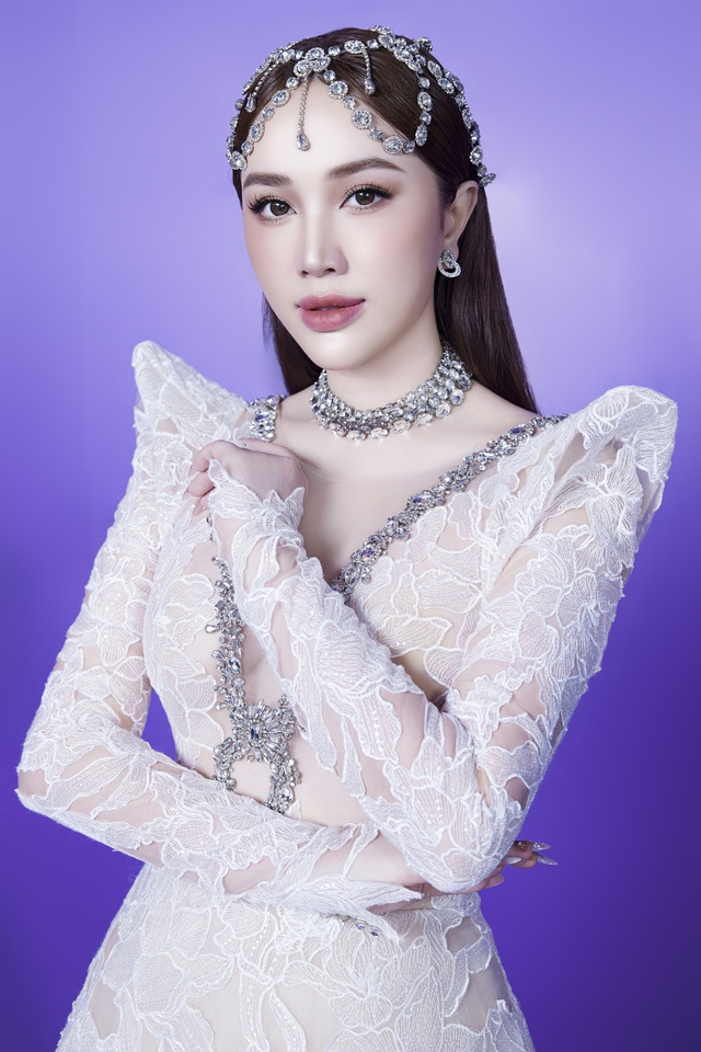 Chị đẹp Thu Phương tái xuất lộng lẫy, khoe giọng cao vút với bản hit "Trăng dưới chân mình"- Ảnh 6.