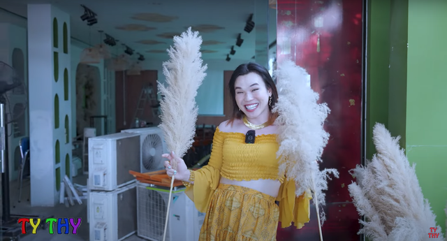 "Thánh gỏi đu đủ" Ty Thy tiếp tục tuyên bố sẽ gây "chấn động", chuyện thu phí 3k giữ xe bất ngờ được nhắc lại- Ảnh 6. "Thánh gỏi đu đủ" Ty Thy tiếp tục tuyên bố sẽ gây "chấn động", chuyện thu phí 3k giữ xe bất ngờ được nhắc lại- Ảnh 6.