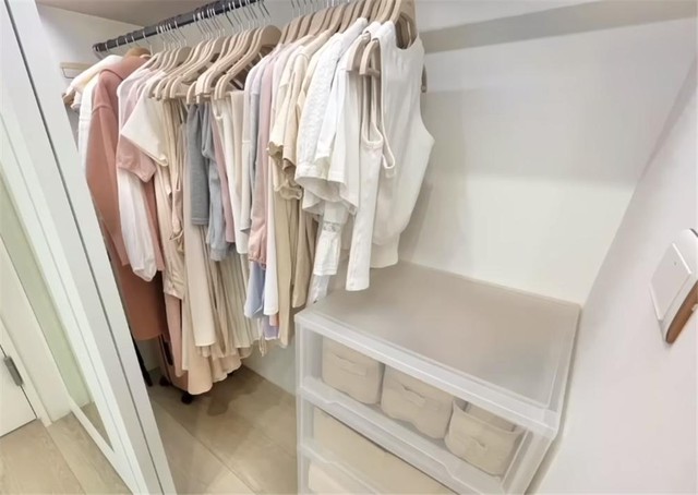 10 mẹo thổi bay mớ hỗn độn, biến tủ quần áo thành "thiên đường" gọn gàng- Ảnh 2.