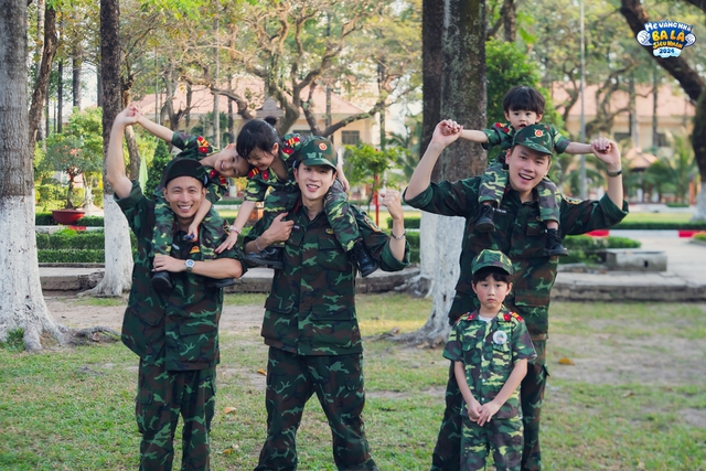 "Lịm tim" với loạt ảnh diện quân phục của các nhóc tì "Mẹ vắng nhà ba là siêu nhân 2024"- Ảnh 1. "Lịm tim" với loạt ảnh diện quân phục của các nhóc tì "Mẹ vắng nhà ba là siêu nhân 2024"- Ảnh 1.