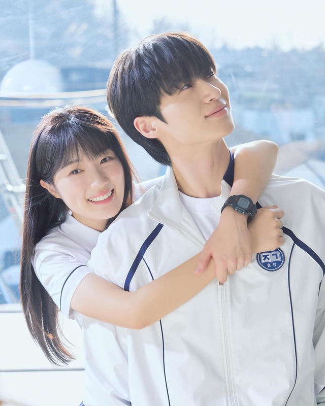 Style nữ chính ngôn tình gây sốt toàn cầu: Trẻ trung như nữ sinh, ít ai biết cô đã "ngấp nghé" tuổi 30- Ảnh 1.