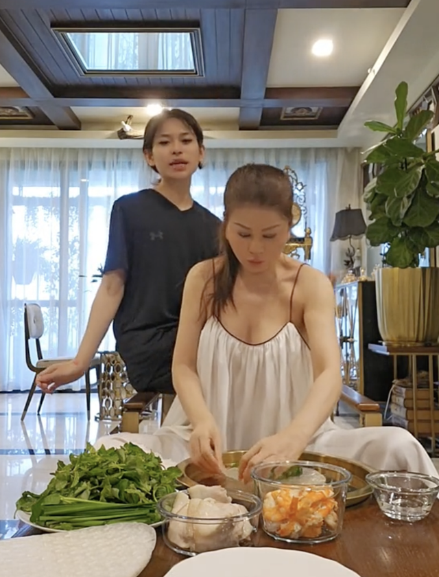 Madam Hồng mẹ Gia Kỳ được tìm kiếm sau series lên đồ cực xì teen, tạo trend "chào các chế nhỏ"- Ảnh 5.
