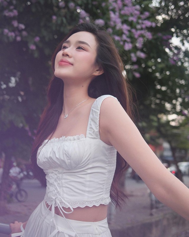 Soi đồ local brand hội sành điệu Việt diện tuần qua: Rẻ nhất là áo của Tiểu Vy, Đỗ Hà với giá chưa đến 300.000đ- Ảnh 2. Soi đồ local brand hội sành điệu Việt diện tuần qua: Rẻ nhất là áo của Tiểu Vy, Đỗ Hà với giá chưa đến 300.000đ- Ảnh 2.