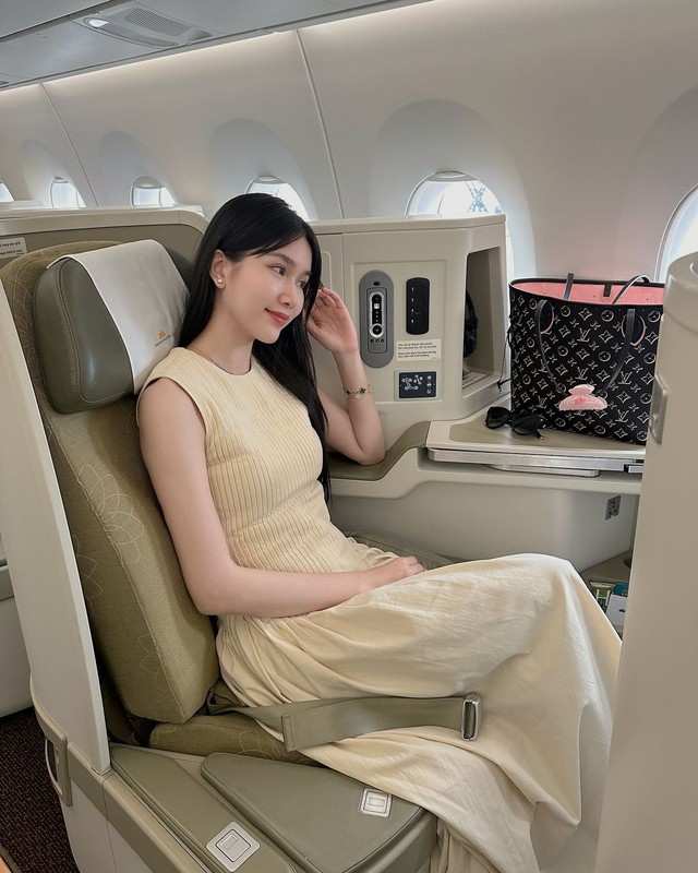 Soi đồ local brand hội sành điệu Việt diện tuần qua: Rẻ nhất là áo của Tiểu Vy, Đỗ Hà với giá chưa đến 300.000đ- Ảnh 12. Soi đồ local brand hội sành điệu Việt diện tuần qua: Rẻ nhất là áo của Tiểu Vy, Đỗ Hà với giá chưa đến 300.000đ- Ảnh 12.