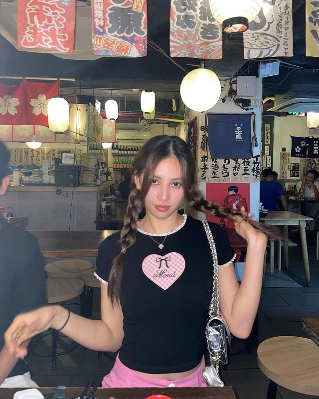 Soi đồ local brand hội sành điệu Việt diện tuần qua: Rẻ nhất là áo của Tiểu Vy, Đỗ Hà với giá chưa đến 300.000đ- Ảnh 7. Soi đồ local brand hội sành điệu Việt diện tuần qua: Rẻ nhất là áo của Tiểu Vy, Đỗ Hà với giá chưa đến 300.000đ- Ảnh 7.